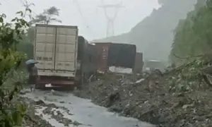 Đèo Lò Xo tiếp tục sạt lở, 50 người mắc kẹt suốt bốn ngày Đèo Lò Xo tiếp tục sạt lở, 50 người mắc kẹt suốt bốn ngày