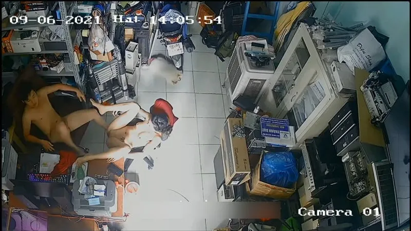 Vợ ông xã nện nhau trong của hàng máy tính