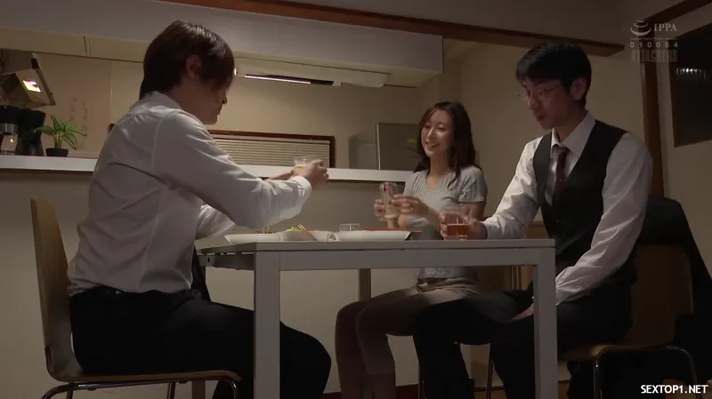 đến nhà cấp trên ở nhờ, hiếp dâm luôn vợ sếp