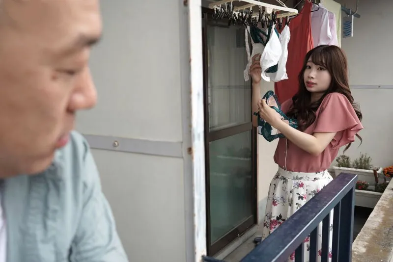 Gã cạnh nhà chuyên soi mói và cặp cô vợ anh xã thường xuyên rên la quá to