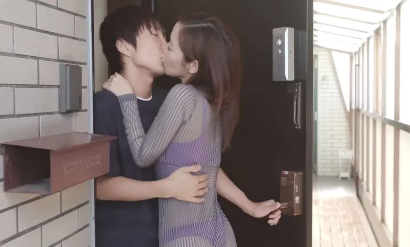 Người phụ nữ nhà bên với chiếc quần lót lọt khe và cậu nhóc nhà cạnh bên may mắn